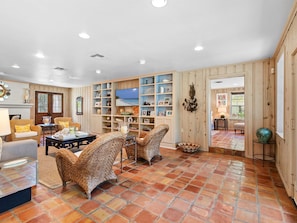 Interior - Spacious 4-bedroom home on beautiful Lake McQueeney with water access! (McQueeney)