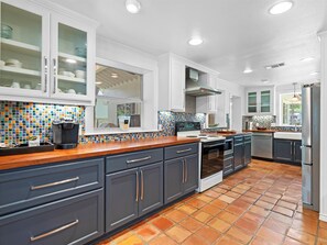 Private kitchen - Spacious 4-bedroom home on beautiful Lake McQueeney with water access! (McQueeney)
