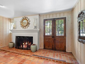 Interior - Spacious 4-bedroom home on beautiful Lake McQueeney with water access! (McQueeney)