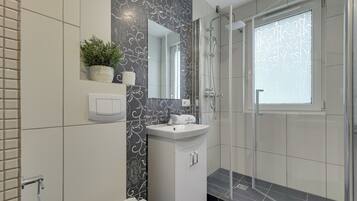 Economy Apartment, Non Smoking, Private Bathroom | Bathroom