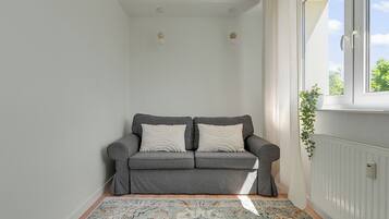 Apartamento económico, no fumadores, baño privado | Zona de estar | Una televisión de pantalla plana, Netflix, Hulu, servicios de streaming
