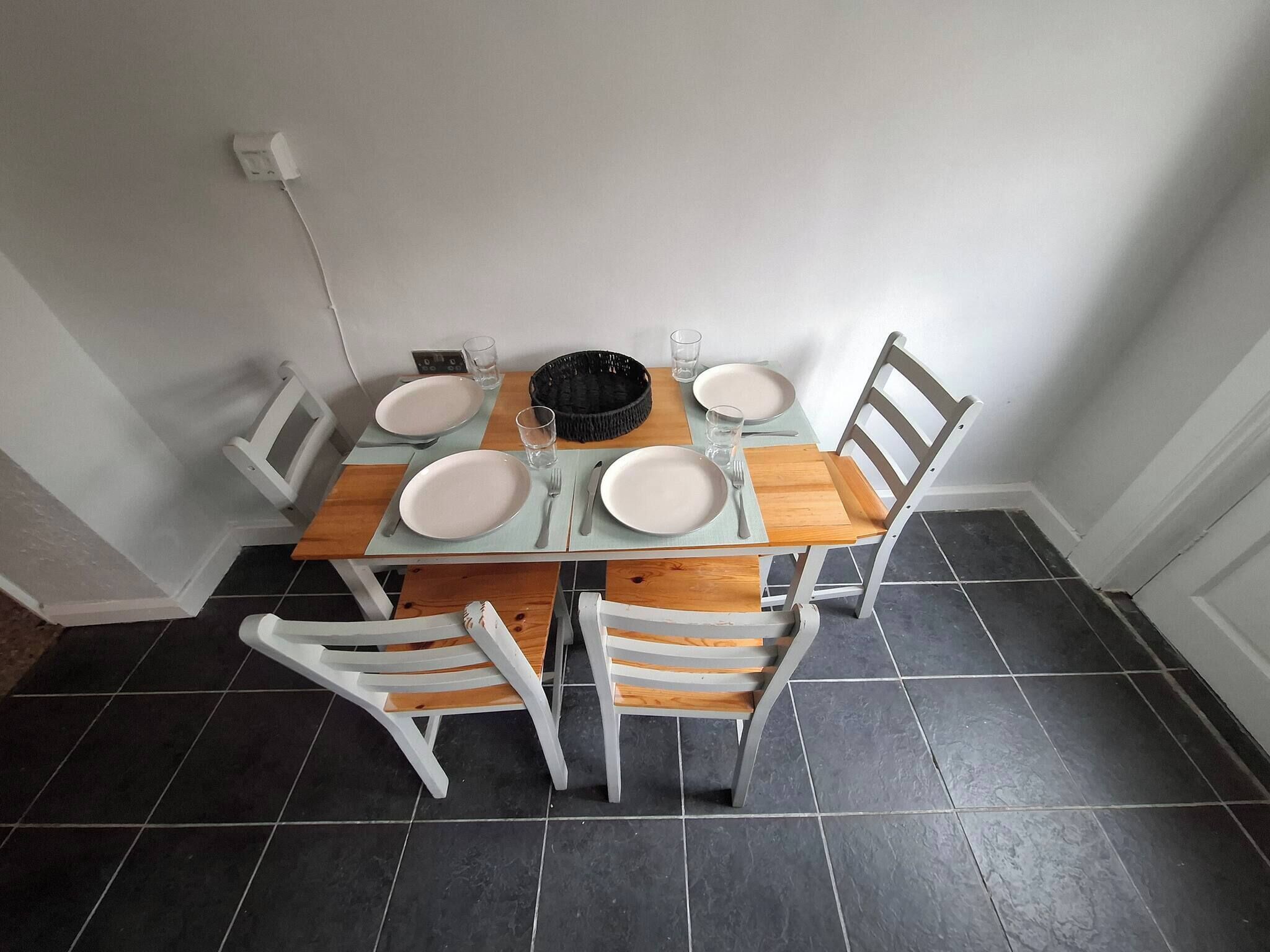 House, 4 Bedrooms | Dining room