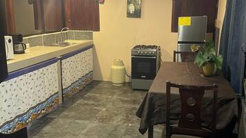 Private kitchen | Fridge, microwave, stovetop, cookware/dishes/utensils