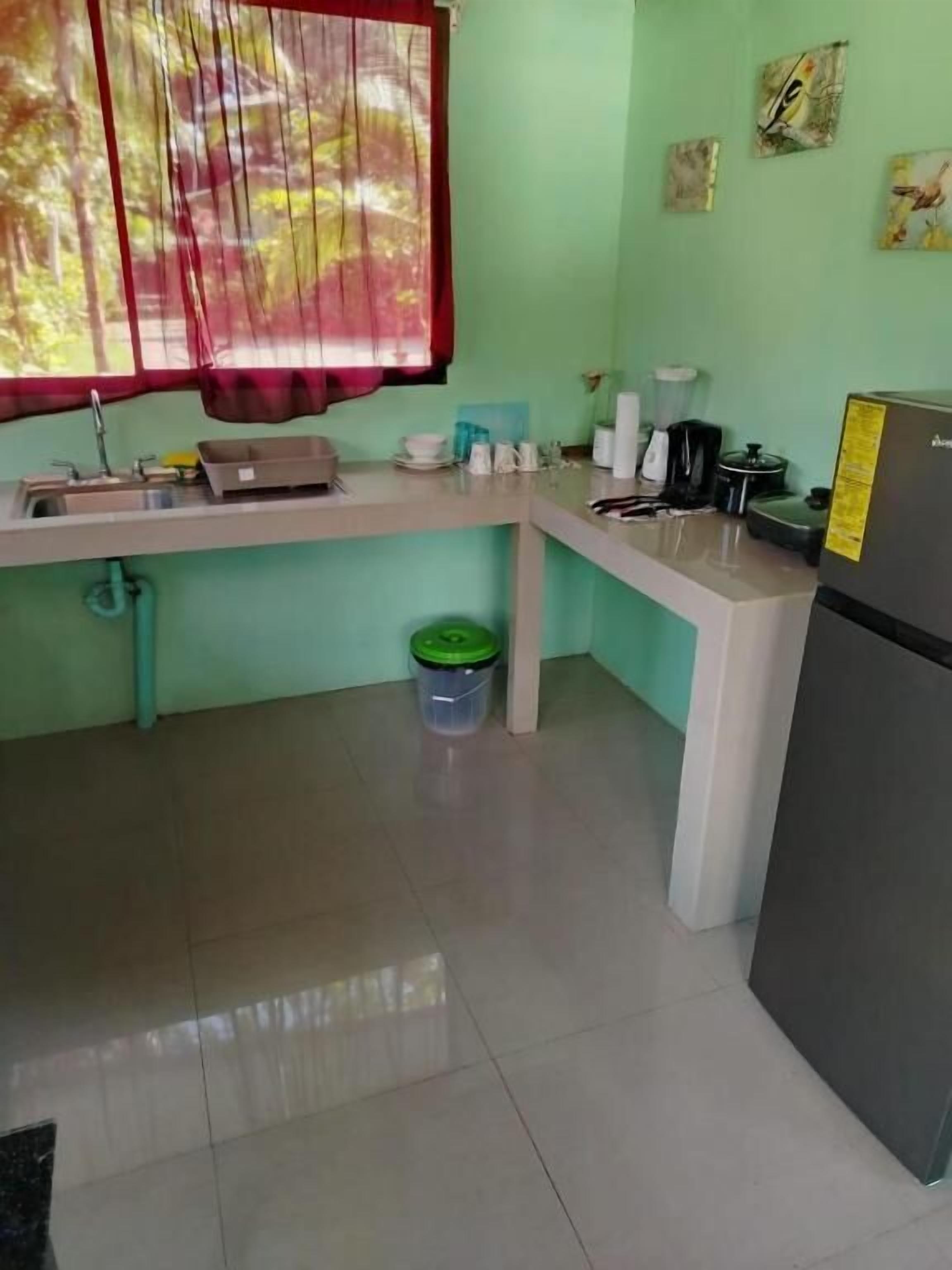 Geladeira, micro-ondas, cooktop, talheres/pratos/utensílios de cozinha