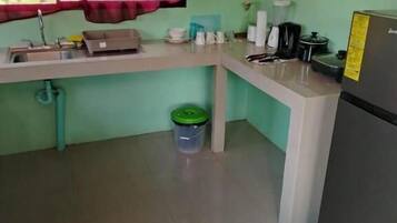 Geladeira, micro-ondas, cooktop, talheres/pratos/utensílios de cozinha