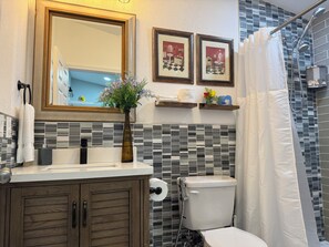 Douche, sèche-cheveux, bidet, serviettes fournies