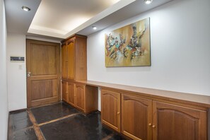 Ein Flur mit Holzausbau und einem großen, abstrakten Gemälde an der Wand.