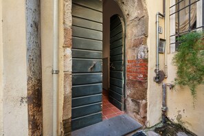 A narrow alleyway with a metal door and a brick wall. - 'Classy City-center Oasis' Apartment with Wi-Fi and Air Conditioning (Lucca)