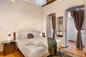 Ein Hotelzimmer mit einem Bett, einem Nachttisch, einem Spiegel und einem Kleiderschrank.