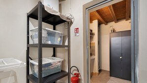 A storage area with shelves, a fire extinguisher, and a door leading to another room. - Apartment "Casa Conrad - Lucca" with Wi-Fi and Air Conditioning (Lucca)