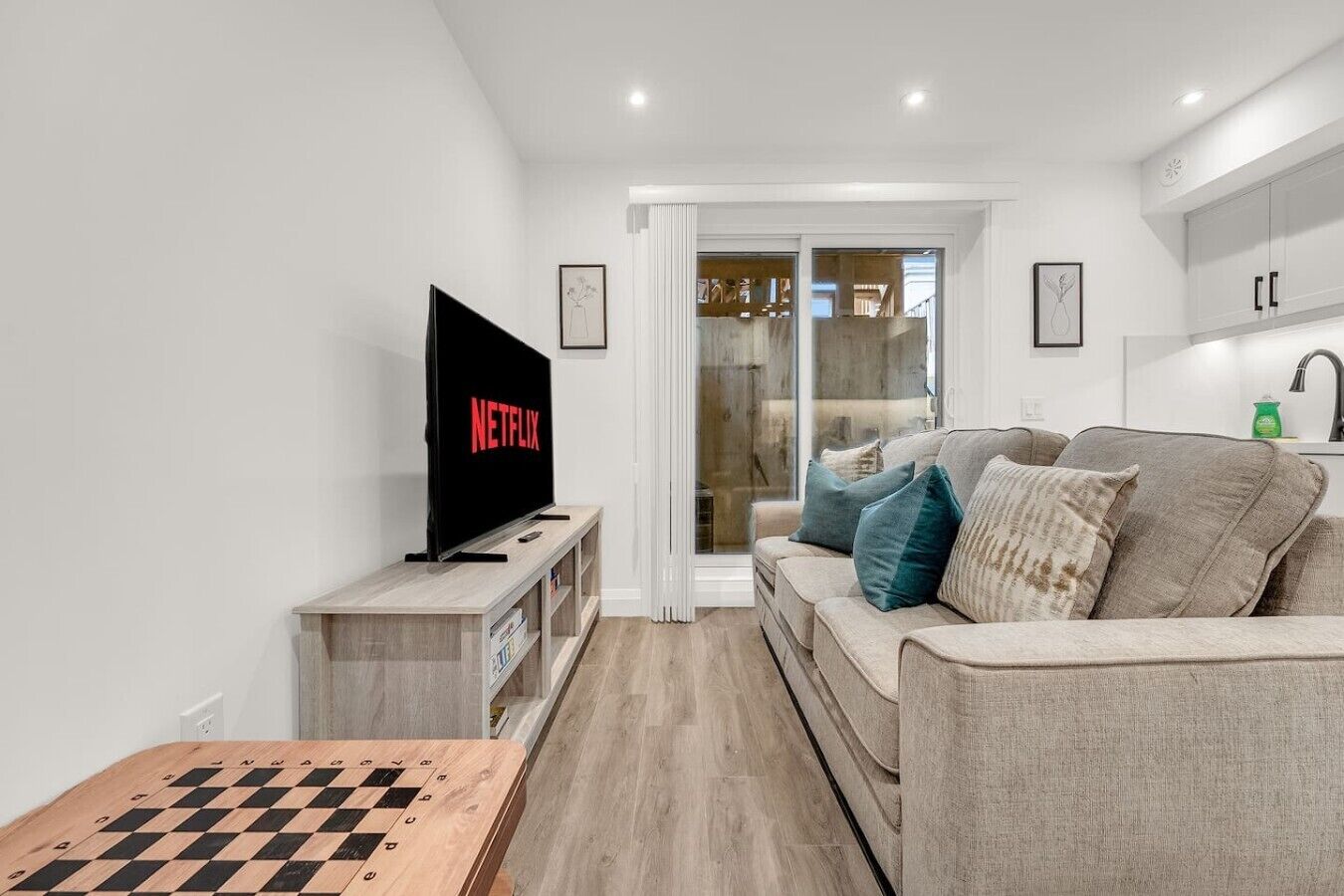 *Cozy 2 Bedroom* New Family Home In Little Italy - Mississauga