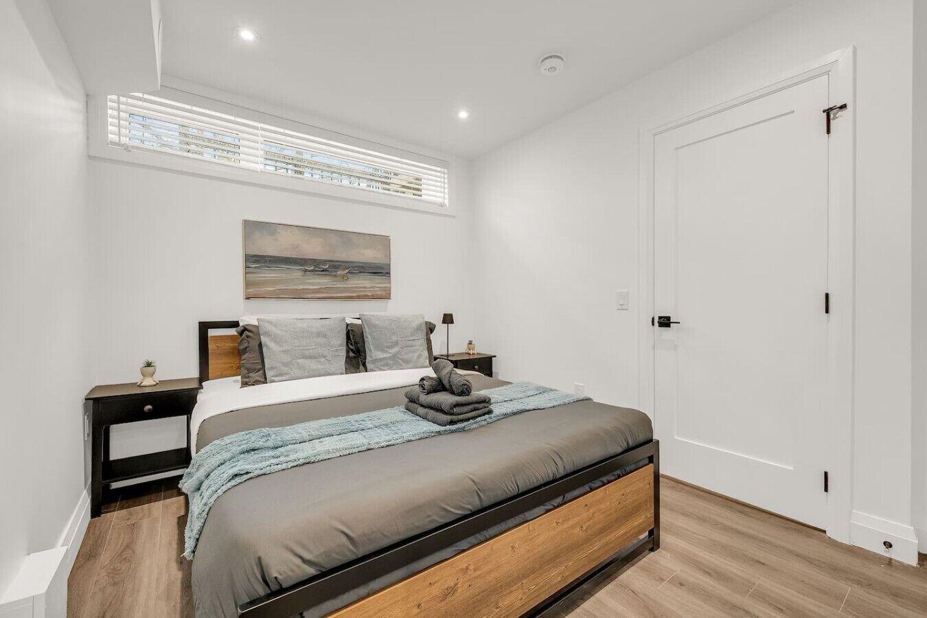 Desk, iron/ironing board, WiFi, bed sheets