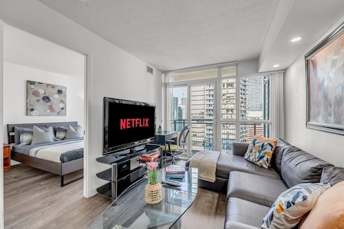 *Modern* Heart of Downtown ~ POOL ~ GYM ~ SAUNA