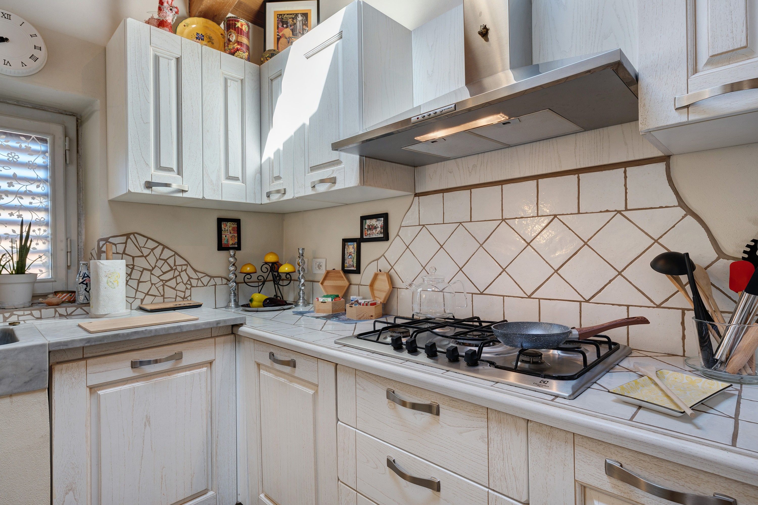 Coffee/tea maker, fridge, oven, stovetop