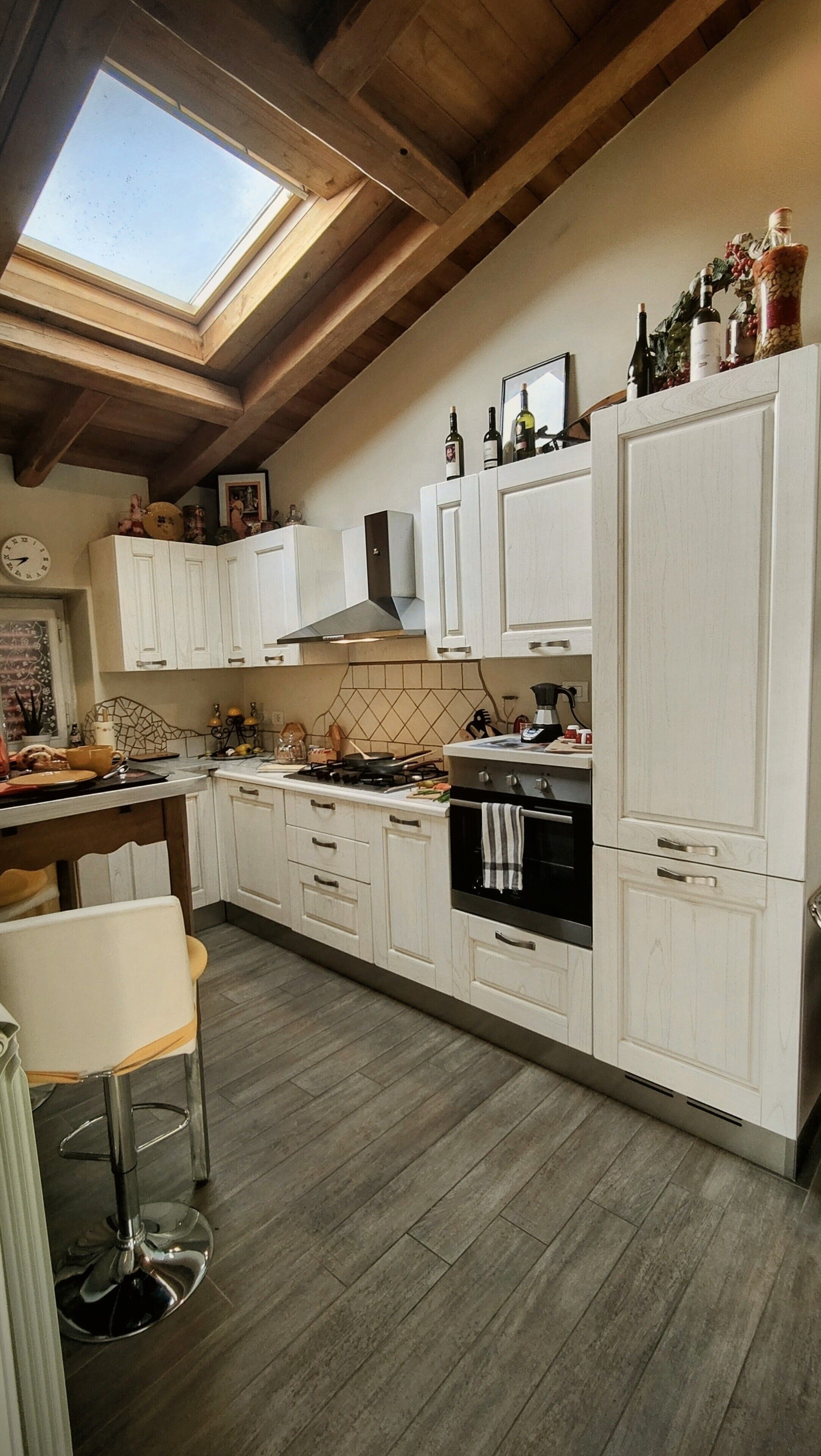 Macchina per tè/caffè, frigorifero, forno, piano cottura