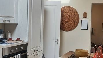 Coffee/tea maker, fridge, oven, stovetop