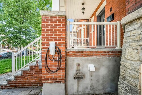 *1 Minute to BMO Field* 4 Bedroom Home In Downtown