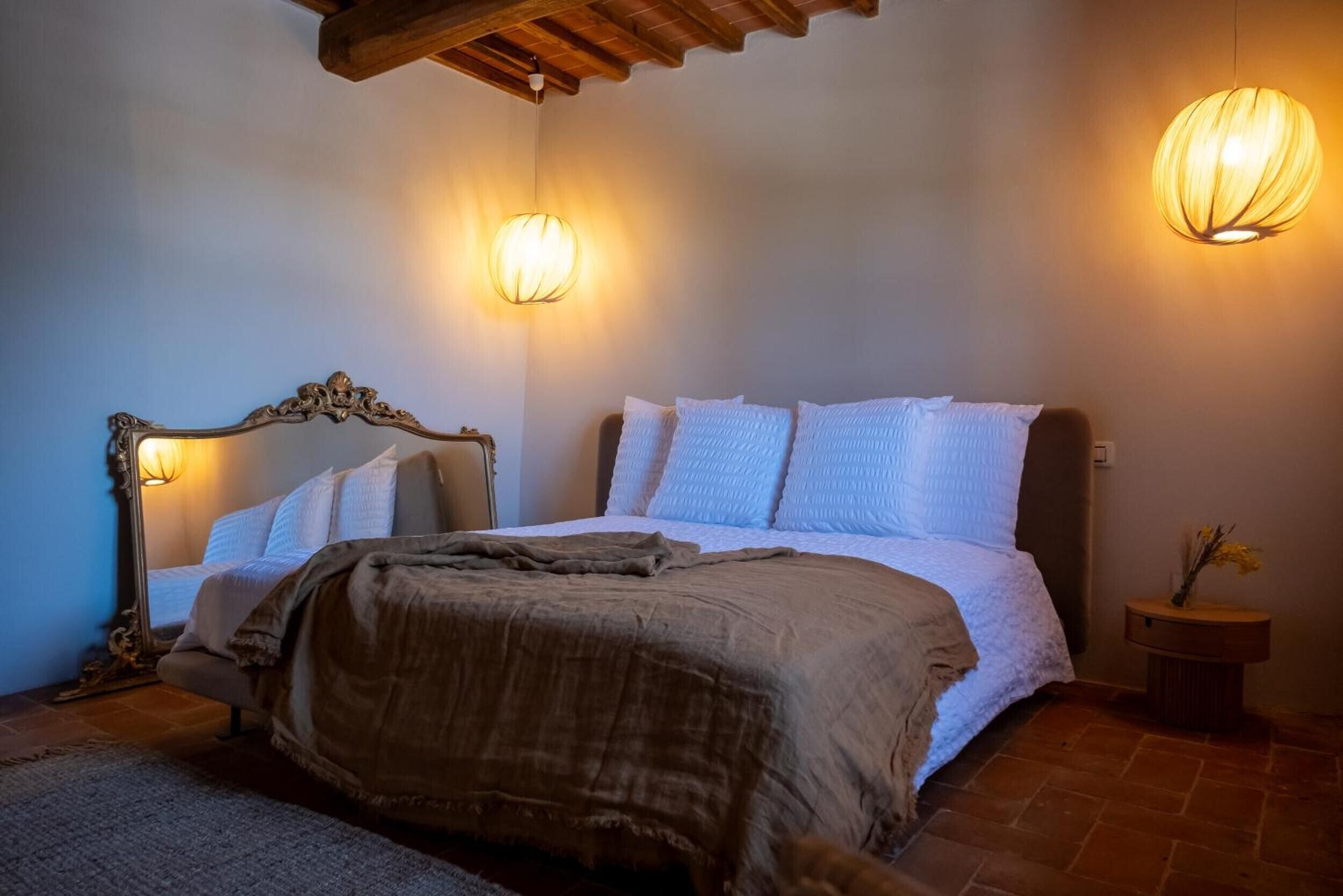 6 bedrooms, WiFi, bed sheets