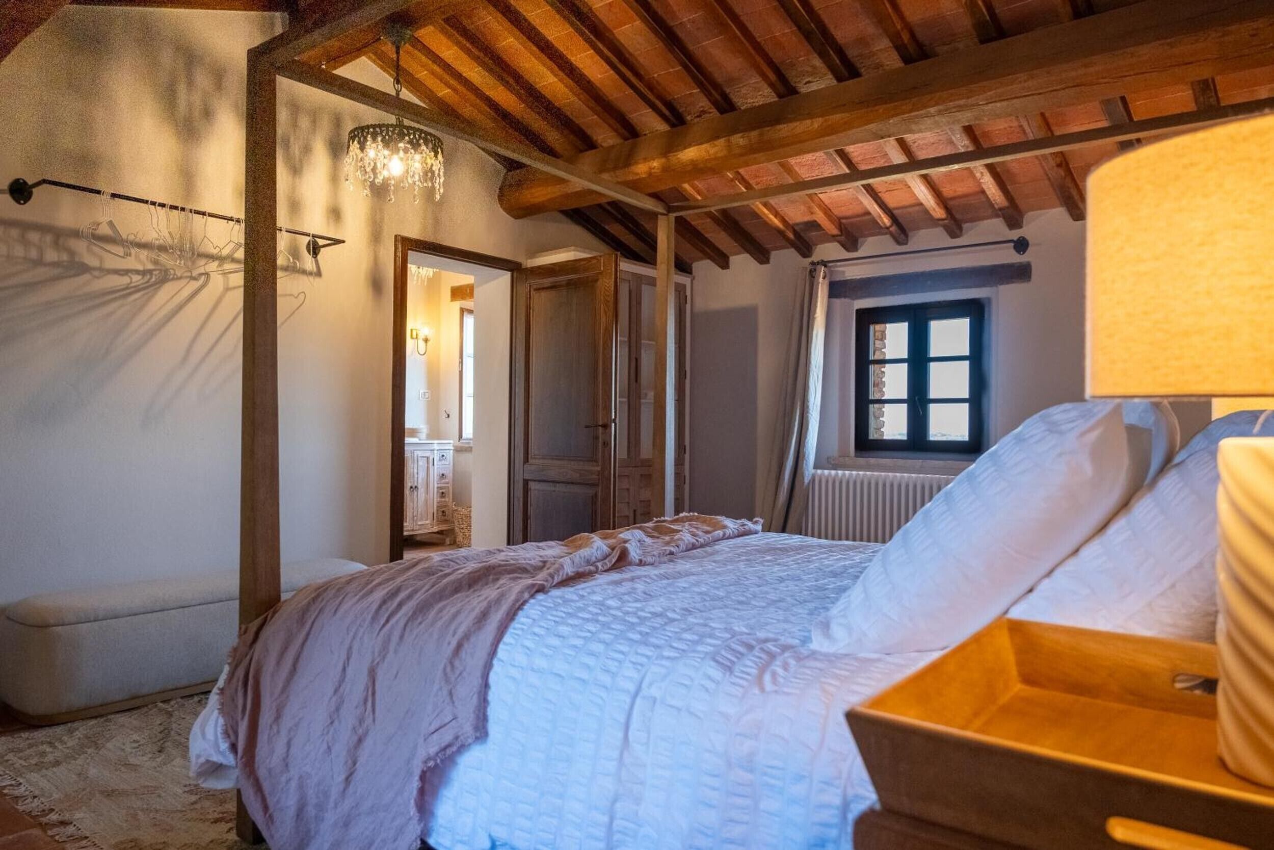 6 bedrooms, WiFi, bed sheets