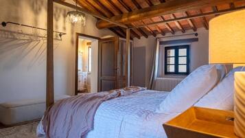 6 bedrooms, WiFi, bed sheets