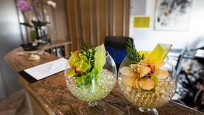 Deux vases en verre ornés de compositions florales sont posés sur un comptoir de cuisine.