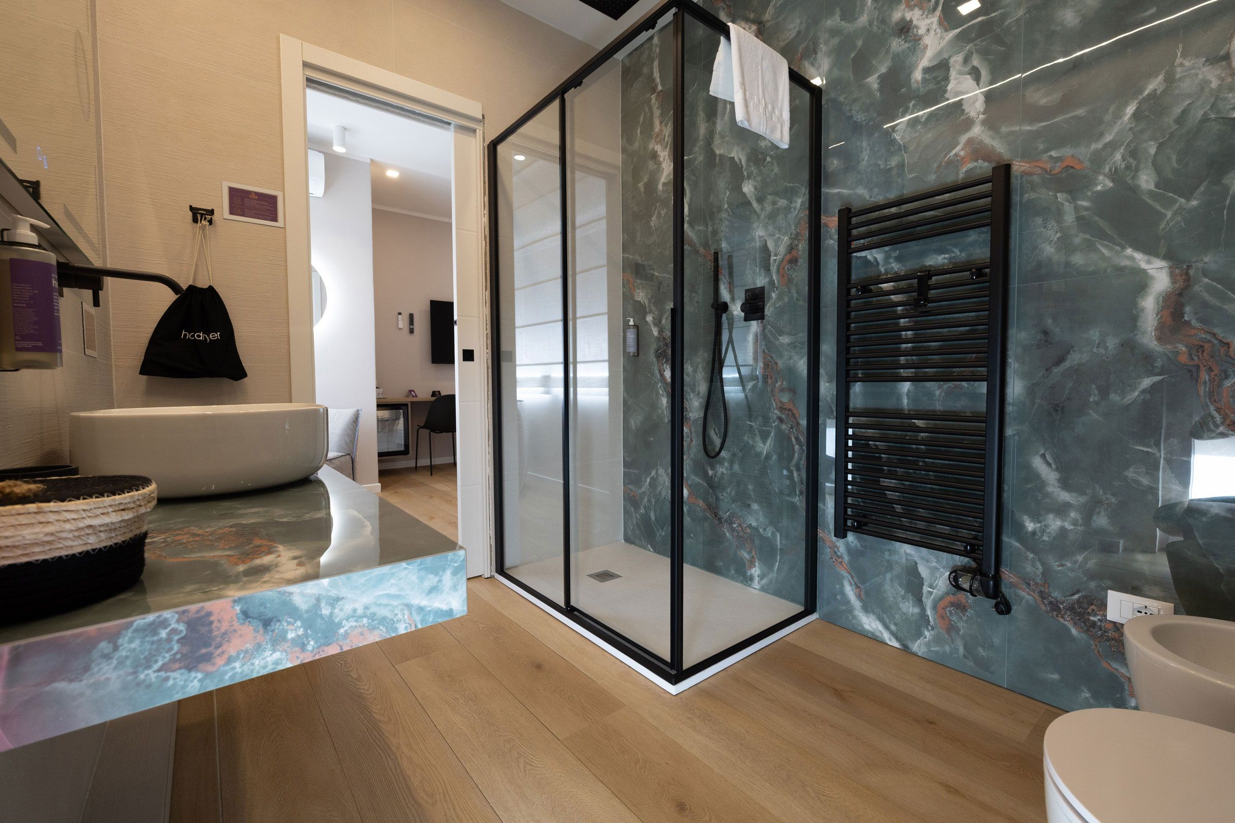 Ein modernes Badezimmer mit Duschkabine aus Glas, einer Badewanne und einer Toilette.
