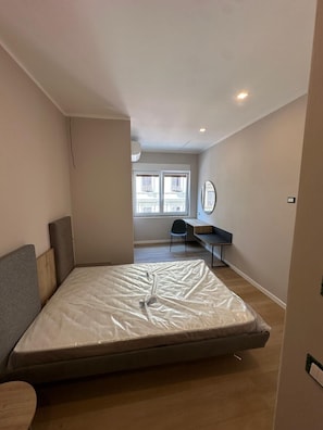 In-room safe, desk, laptop workspace, soundproofing - Lyda Bed&Room (La Spezia)