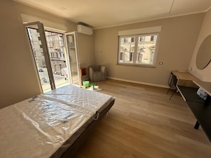 In-room safe, desk, laptop workspace, soundproofing - Lyda Bed&Room (La Spezia)