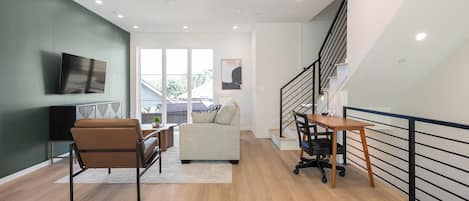 公寓 (3 Bedrooms) | 客廳 | 50 吋電視連數碼電視頻道