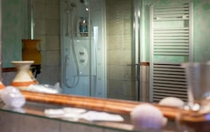 Shower, hair dryer, towels - Room 'Garden' with Shared Terrace, Wi-Fi and Air Conditioning (Fonte Nuova)