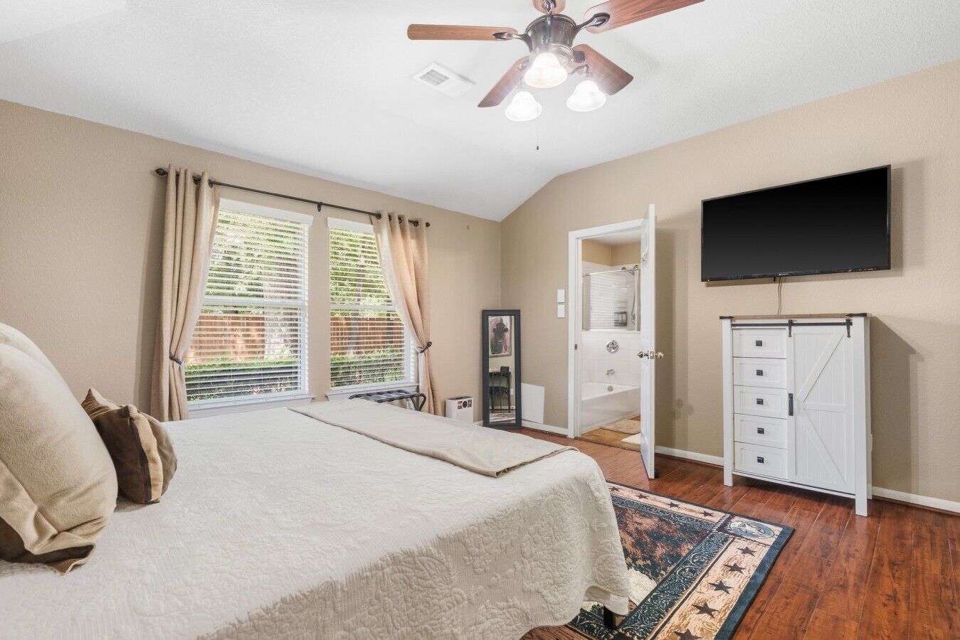 Desk, iron/ironing board, WiFi, bed sheets