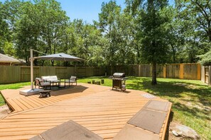 Outdoor dining - Single Story 4BR Near The Woodlands, Medical, Corporate and Family Friendly (Conroe)