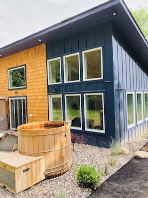 Outdoor spa tub - Peaceful Modern Home Surrounded by Woods — Large Deck & Yoga Studio (Highland)