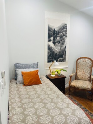 Room - Peaceful Modern Home Surrounded by Woods — Large Deck & Yoga Studio (Highland)