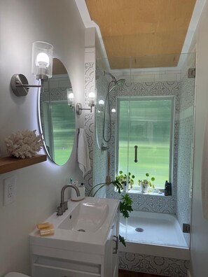 Bathroom - Peaceful Modern Home Surrounded by Woods — Large Deck & Yoga Studio (Highland)