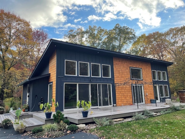 Exterior - Peaceful Modern Home Surrounded by Woods — Large Deck & Yoga Studio (Highland)