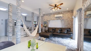 Casa, 1 habitación, para no fumadores, patio | Área de sala de estar | Televisión de pantalla plana de 55 pulgadas con canales digitales