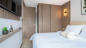 Deluxe Suite, Haiwan Kesayangan Dibenarkan, City View | Langsir/tirai gelap terus, seterika/papan seterika, Wi-fi percuma