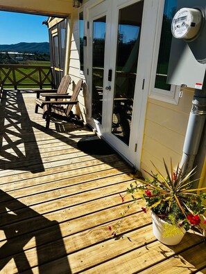 A wooden deck with a chair and a potted plant. - Newly built cabin by Luray Caverns/Shenandoah Natl Park/Wedding Venues (Stanley)