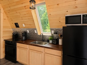 Private kitchen - Newly built cabin by Luray Caverns/Shenandoah Natl Park/Wedding Venues (Stanley)