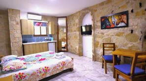 Room - Relaxing Deluxe Studio with Private Terrace & Garden Views (Limassol)