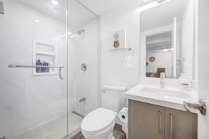 Douche, séchoir à cheveux, serviettes fournies, savon