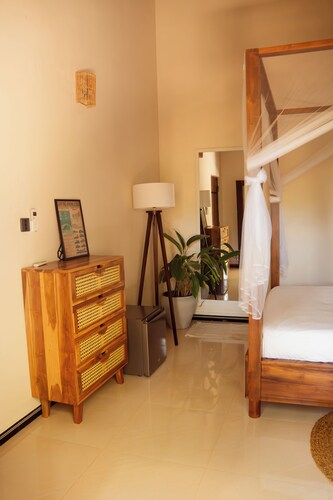 Quiet boutique villa w/ jungle views, large garden and office in Hiriketiya