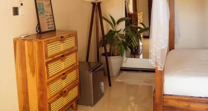 Quiet boutique villa w/ jungle views, large garden and office in Hiriketiya
