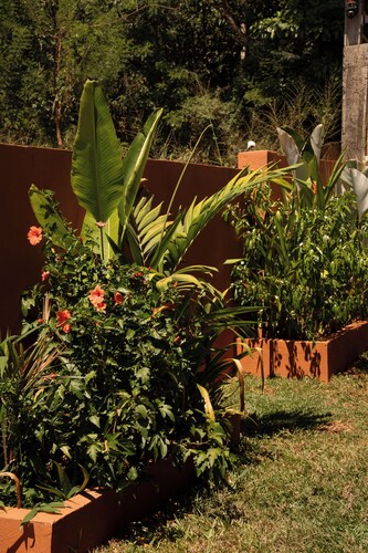 Quiet boutique villa w/ jungle views, large garden and office in Hiriketiya