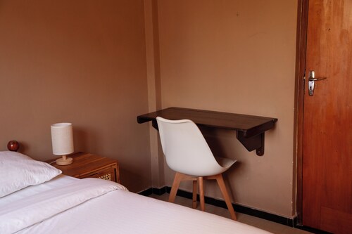 Bakamuna Villa, private 4BR stay with a large garden & A/C in Hiriketiya