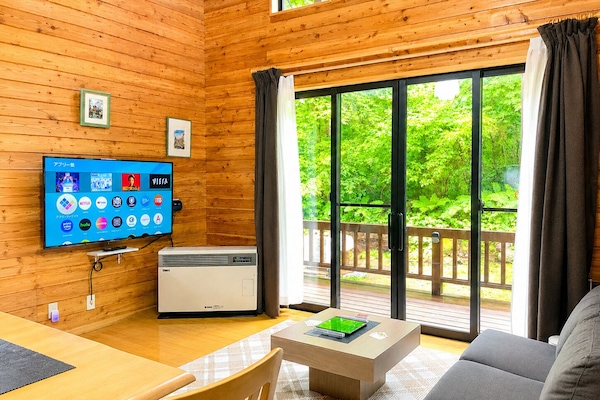 ハウス 2 ベッドルーム パティオ ガーデンビュー | リビング エリア | 55 インチのスマートテレビ (デジタル放送視聴可)、Netflix、ストリーミングサービス