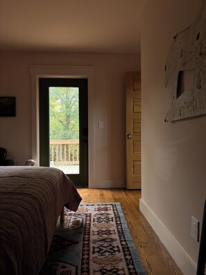 2 bedrooms, WiFi, bed sheets - Charming two bedroom cottage in Leslie with sunset views (Leslie)