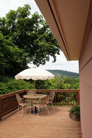 Outdoor dining - Charming two bedroom cottage in Leslie with sunset views (Leslie)