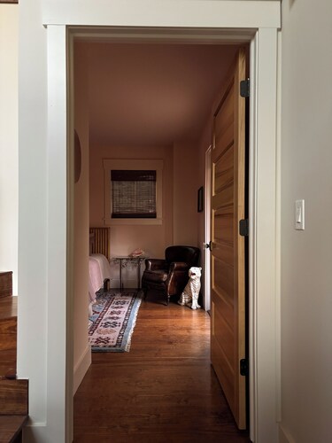 Charming two bedroom cottage in Leslie with sunset views